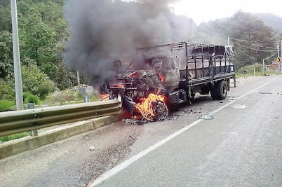 Fallido desalojo en carretera deja dos policías muertos