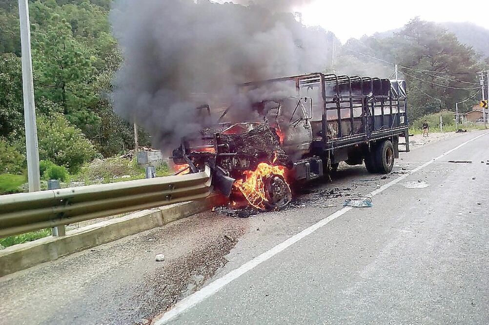 Durante el intento de desalojo, un camión de la Secretaría de Seguridad y Protección Ciudadana fue quemado por los inconformes. (ESPECIAL)