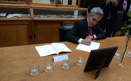 Mancera firma libro de condolencias por mexicanas fallecidas en París