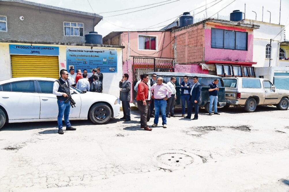 Los dos cuerpos quedaron dentro de un Chevrolet Malibú blanco, al parecer en las inmediaciones del domicilio de uno de los elementos policíacos; en el lugar fueron hallados más de 40 casquillos percutidos de armas largas (FRANCISCO RODRÍGUEZ. EL UNIVERSA)