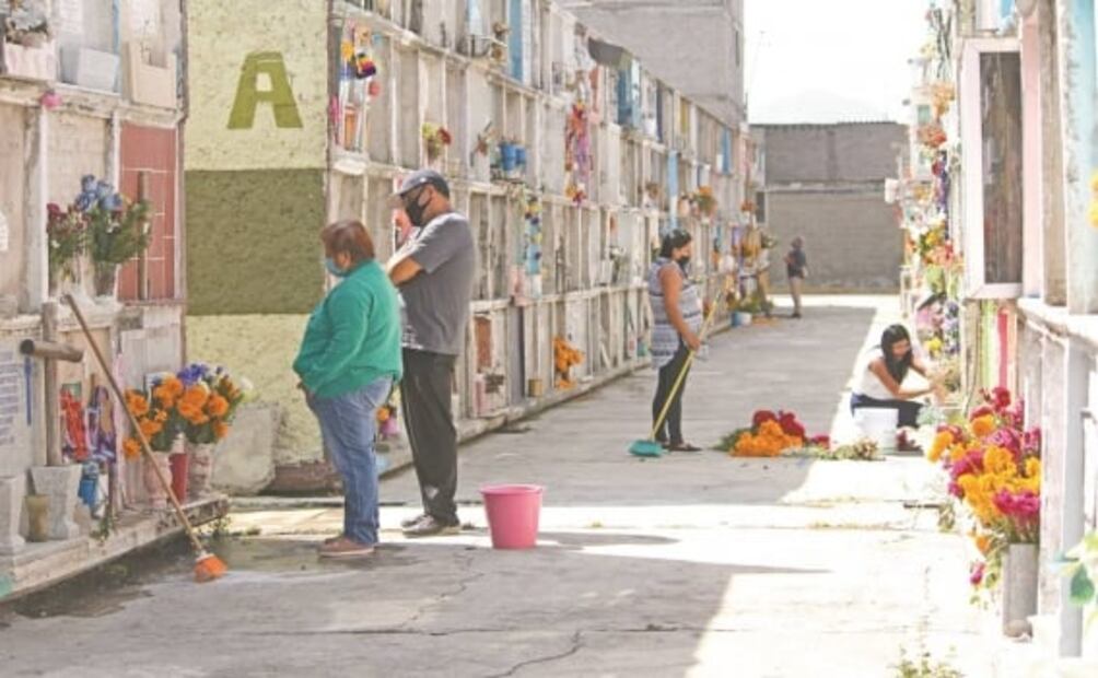 Familias adelantan visita a sus difuntos