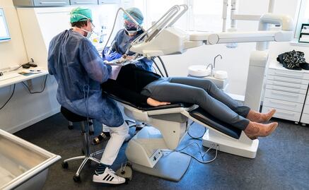 Examinan si la caída de dientes es otra consecuencia del Covid-19