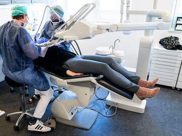 Examinan si la caída de dientes es otra consecuencia del Covid-19