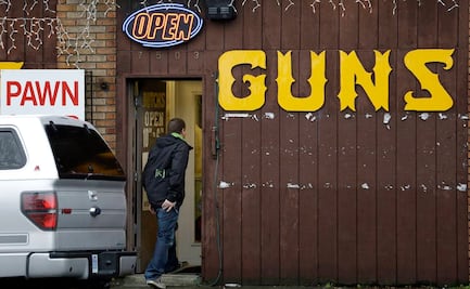 Juez levanta prohibición para que menores de 21 años compren pistolas en EU