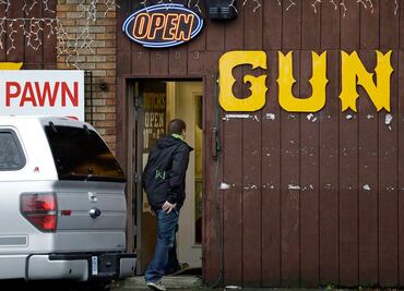 Juez levanta prohibición para que menores de 21 años compren pistolas en EU
