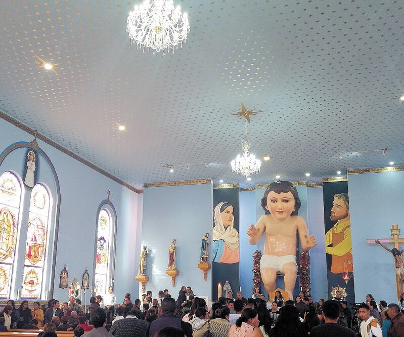 Feligreses hicieron largas filas para la ceremonia religiosa en el nuevo Templo de la Epifanía del Señor. FOTOS: IRMA MEJÍA. EL UNIVERSAL