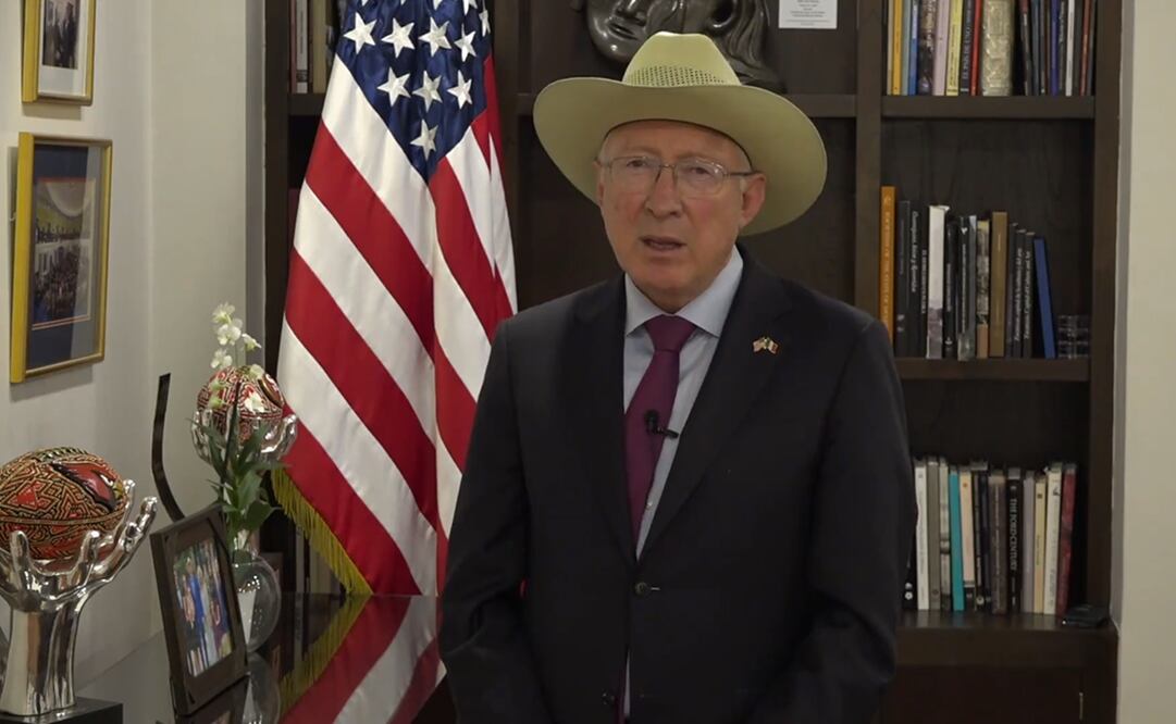 Ken Salazar, embajador de Estados Unidos en México asegura reducción en el número de migrantes que intenta cruzar la frontera.  Foto:  Twitter: @USAmbMex