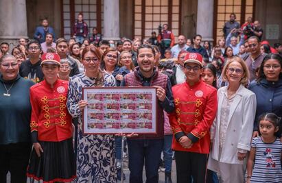 Martí Batres devela billete de lotería dedicado a "Mi Beca para Empezar"