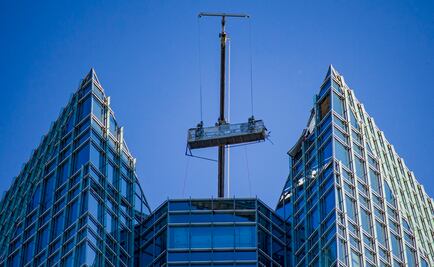 Rescatan a trabajadores atrapados en andamio en edificio de Oklahoma, EU