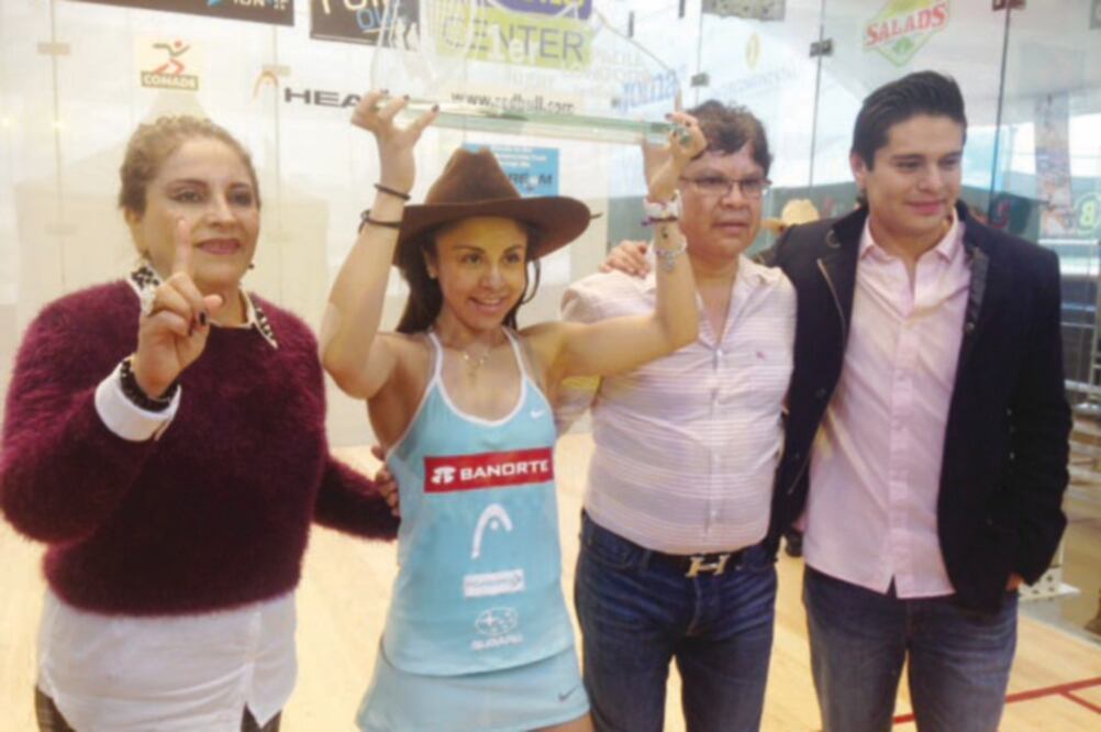 Paola, con sombrero norteño, levantó el trofeo del Invitational (CORTESÍA PAOLA LONGORIA INVITATIONAL)