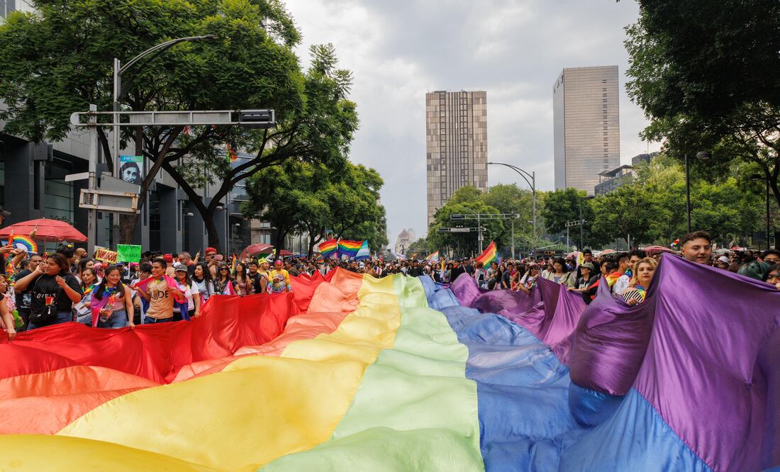 Así luce la bandera LGBT+ durante la marcha a la altura de Av. Juárez. (Foto: Yaretzy M. Osnaya El Universal)