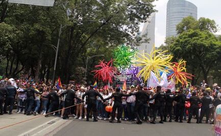 Quitan a comunidad LGBT+ para que pase camión de famosos