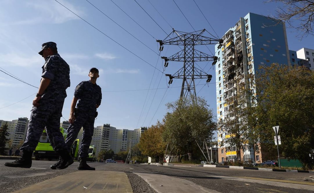 Policías rusos hacen guardia cerca de un edificio de apartamentos dañado tras un presunto ataque con drones ucranianos. Foto: EFE