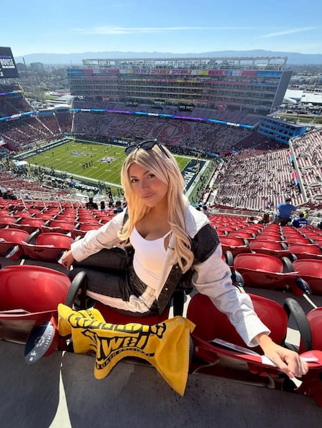 Amanda Vance en el Levi's Stadium para el Super Bowl LX. Foto: Instagram @amandacaseyvance