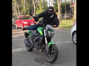 “¿Es tuya la moto, estás seguro?” hombre enfrenta a ladrón en calles de Coapa: VIDEO