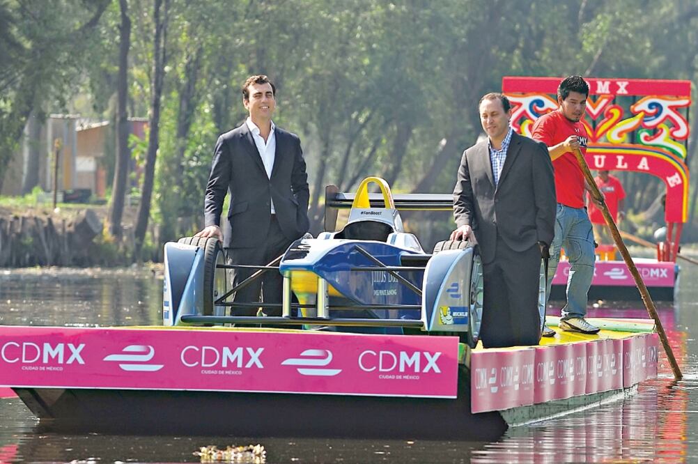 Peculiar fue la presentación de uno de los autos de la categoría ecológica en los canales de Cuemanco (IMAGO7)