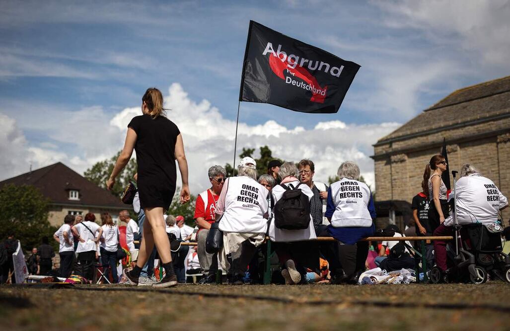 Integrantes de la iniciativa ciudadana "Omas gegen rechts" (Abuelitas contra la derecha) realizan una manifestación  contra la Asamblea Electoral Europea del partido alemán de extrema derecha Alternativa para Alemania (AfD)  en la feria de Magdeburg. Foto: AFP