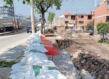 Reconstruyen la barda de la UH Tepozanes, en los Los Reyes La Paz, en el Edomex