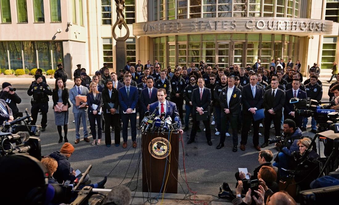 Frente al tribunal de Brooklyn, el agente de la DEA, Frank Tarantino, dijo que Rafael Caro Quintero y Vicente Carrillo Fuentes fueron “removidos” de México. Foto: Seth Wenig / AP