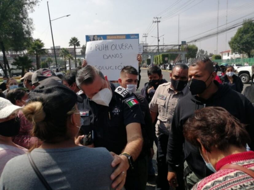 Afectados por inundaciones en Atizapán bloquean avenida Adolfo López Mateos