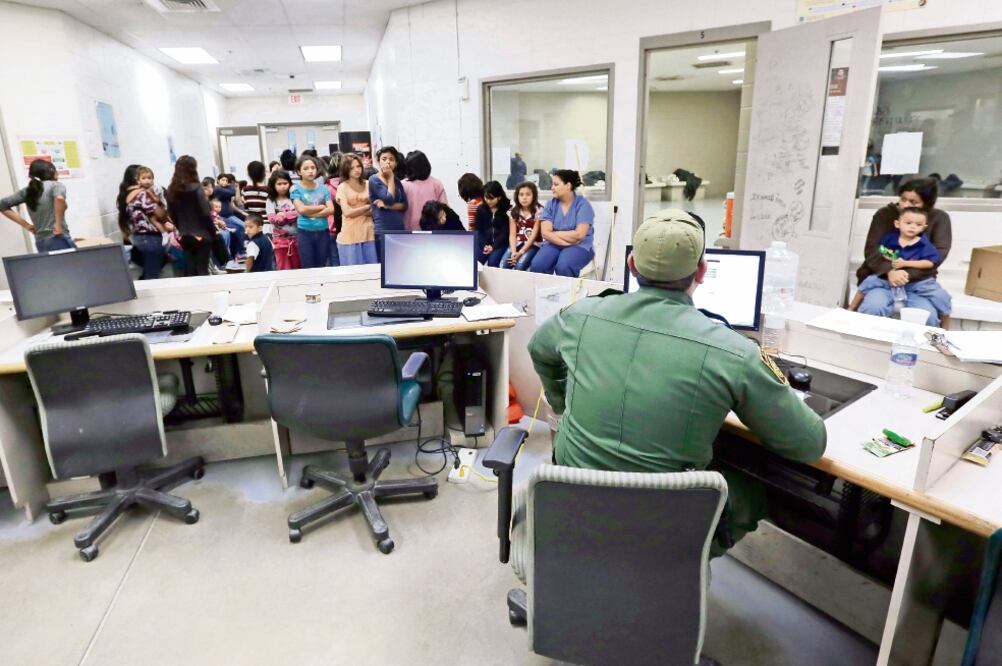 Agentes fronterizos en un centro de detención en Brownsville, Texas. En este estado habría sido detenida una mujer por pagar los viajes de sus hijos a EU. (AP)