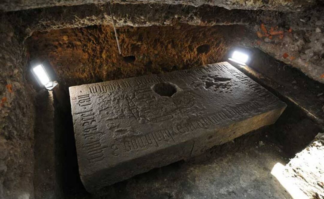 La lápida estaba en la acera de la puerta central de la Catedral. (FOTO: Mauricio Marat / INAH)
