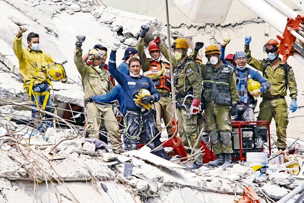 En la foto: La tarde del 19 de septiembre, un terremoto de 7.1 grados Richter cimbró el Valle de México y sus alrededores, Ejército, Marina, Protección Civil y la ciudadanía sumaron esfuerzos para rescatar de los escombros a las víctimas (ARCHIVO. EL U