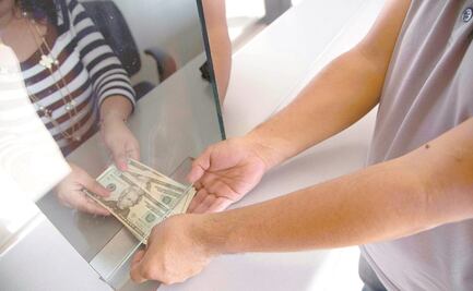 Dólar repunta a 23.65 pesos ante baja de calificación crediticia de México