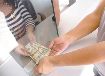 Dólar repunta a 23.65 pesos ante baja de calificación crediticia de México