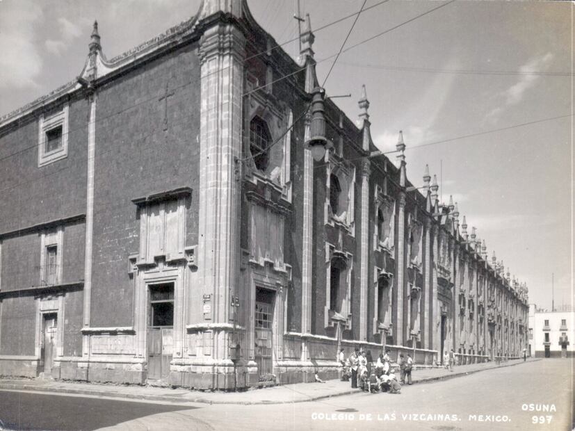 Una postal en la que se aprecia el Colegio de las Vizcaínas en los años veinte. Este inmueble fue construido entre 1734 y 1753 por la Cofradía de los Vizcaínos de Nuestra Señora de Aránzazu. Este histórico inmueble también es conocido como Colegio de la Paz. Crédito: Col. Villasana.