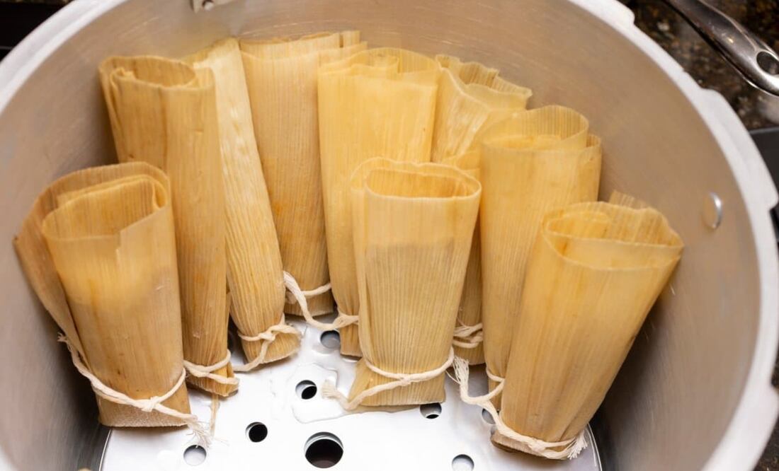Sigue este consejo para que tus tamales queden bien cocidos. Foto: Shutterstock