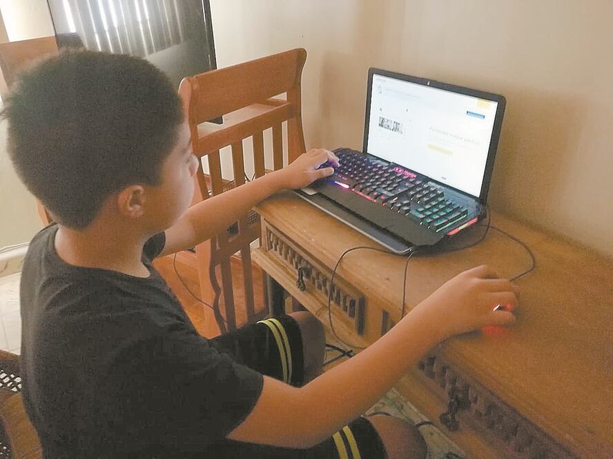 Ian Alexandro considera que las clases en línea que les impartieron, como Matemáticas e Inglés, no le sirvieron de mucho. Foto: SANDRA TOVAR. EL UNIVERSAL