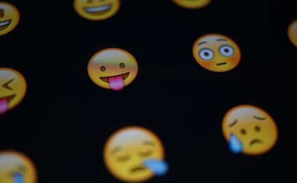Mujer muestra el desafortunado emoji de WhatsApp que usaron para avisarle el fallecimiento de su padre