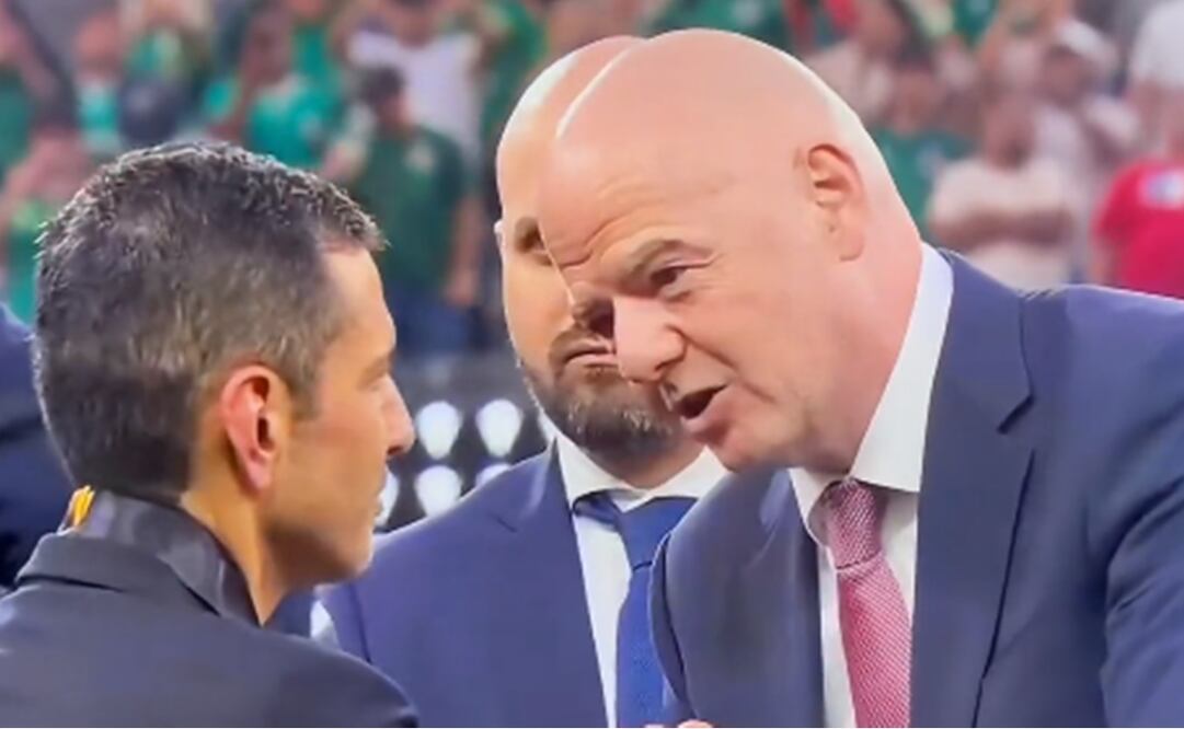 Gianni Infantino le da un mensaje alentador a Jaime Lozano / Foto: Especiales