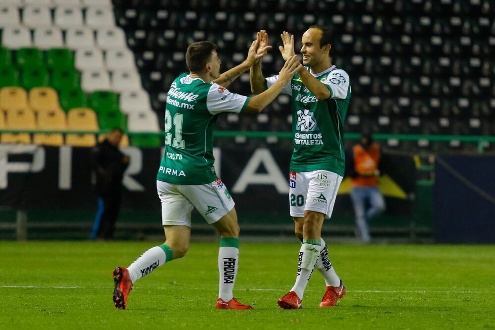 Imago7. Maximiliano Cerato y Landon Donovan durante un juego de la jornada 5 del Clausura 2018