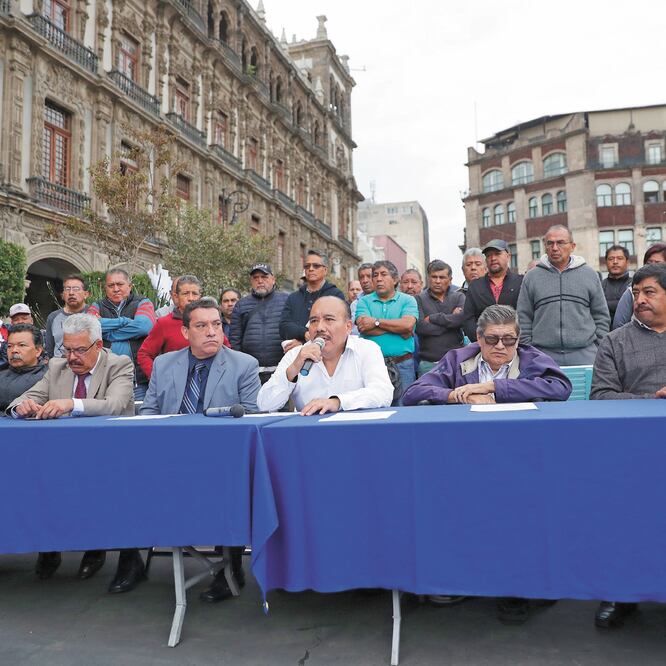 Afuera del Antiguo Palacio del Ayuntamiento, los transportistas se manifestaronen contra de los requisitos que la Secretaría de Movilidad (Semovi) pide para pasar la revista vehicular, como instalar GPS. IVAN STEPHENS EL UNIVERSAL 