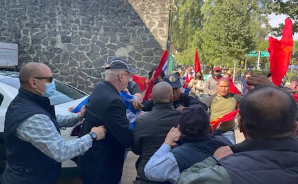 Chocan manifestantes frente a embajada de Cuba