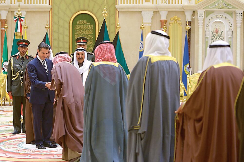 El presidente Enrique Peña Nieto y su alteza, jeque Sabáh Al Ahmad Al Yaber Al Sabáh, Emir del Estado de Kuwait, saludan a la delegación empresarial mexicana, a invitados kuwaitíes y a jefes de misión de embajadas latinoamericanas acreditadas en México