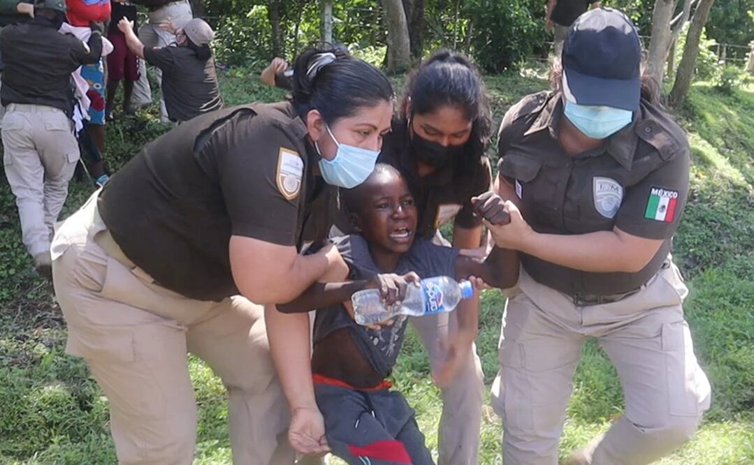 Los migrantes fueron sorprendidos por agentes del INM, que a empujones disolvieron la caravana. Los niños, llorando, se resistían a ser separados de sus padres. Fotos: María de Jesús Peters. El Universal