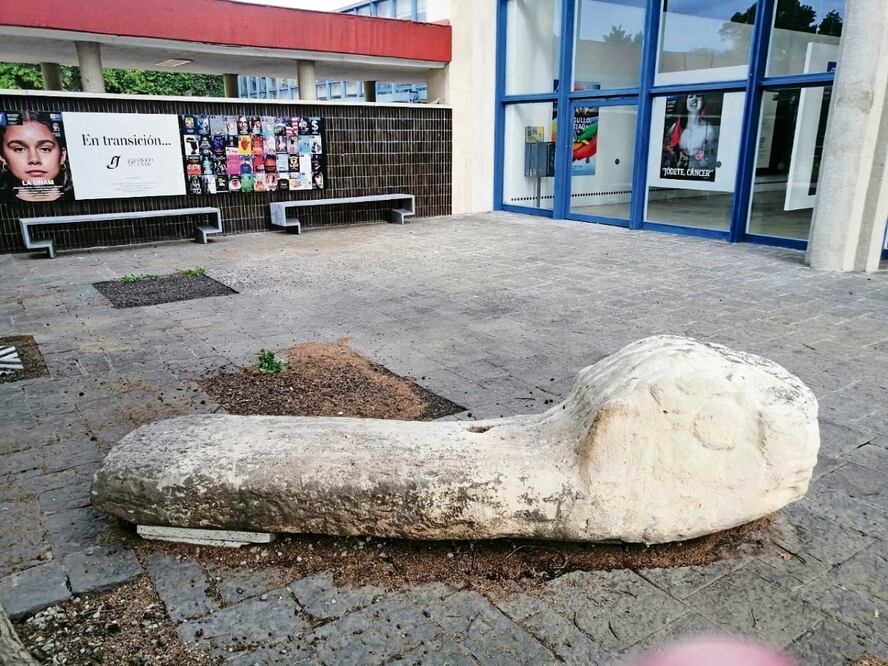 Escultura maya sin protección en la Facultad de Arquitectura. Foto: @LeoLopezLujan