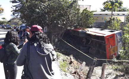 Vuelca camión de turistas en Sinaloa; hay 39 lesionados