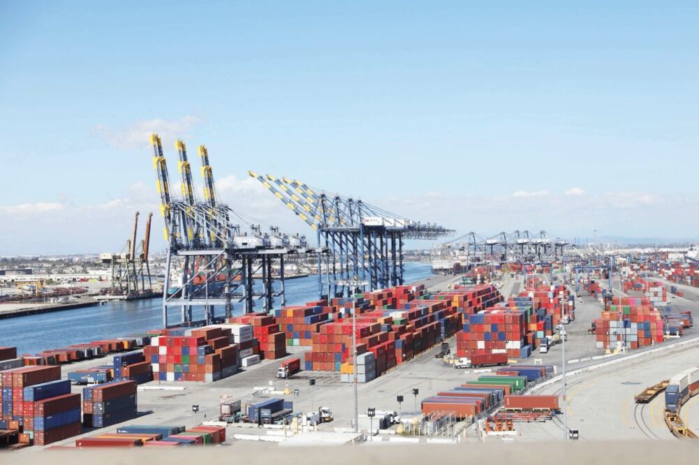 Contenedores en Los Ángeles, en San Pedro, California. EU expresó preocupación por las “barrera s” que su país tiene en el intercambio comercial con México, siendo duro con los “procedimientos administrativos en la aduana mexicana”. (ANDREW GOMBERT. EFE)