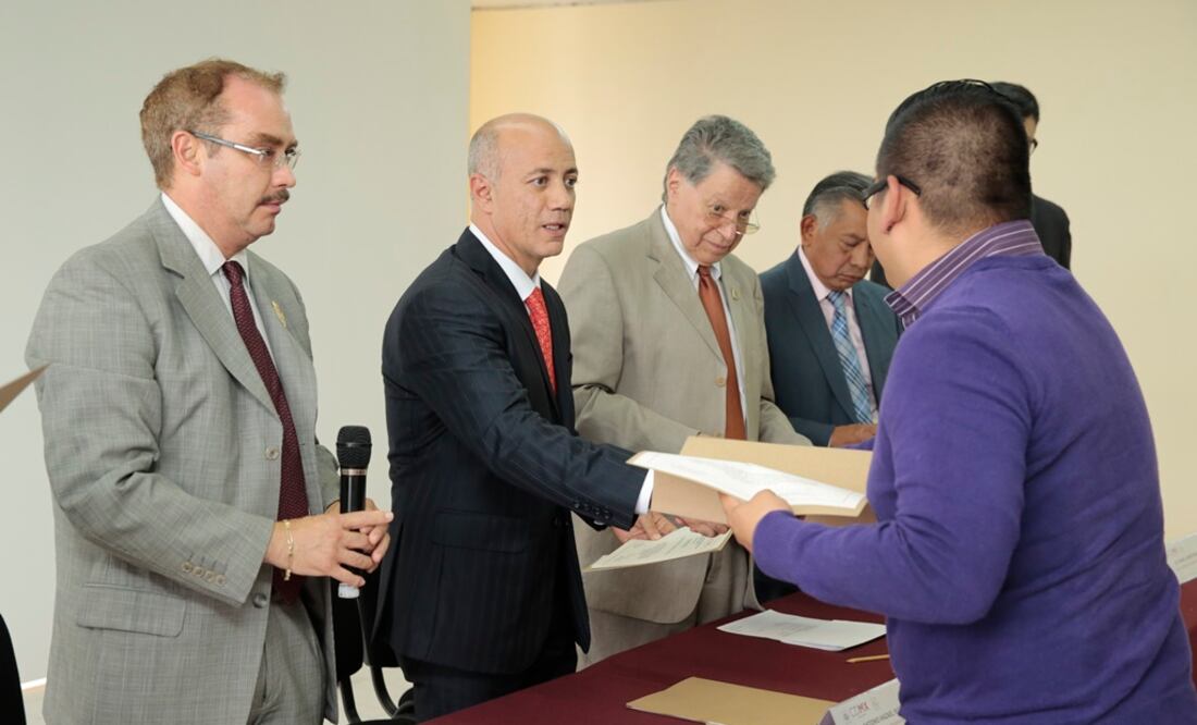 El subsecretario de Sistema Penitenciario del DF, Hazaek Ruíz Ortega, entregó las constancias a los 68 servidores públicos que tomaron el curso (Foto: Cortesía)