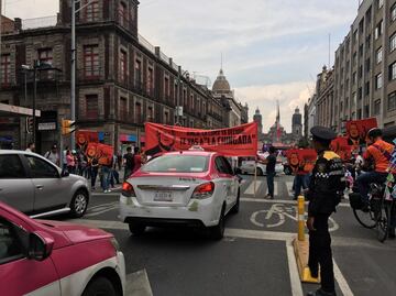 Previo a debate, despliegan mantas contra AMLO en Centro Histórico
