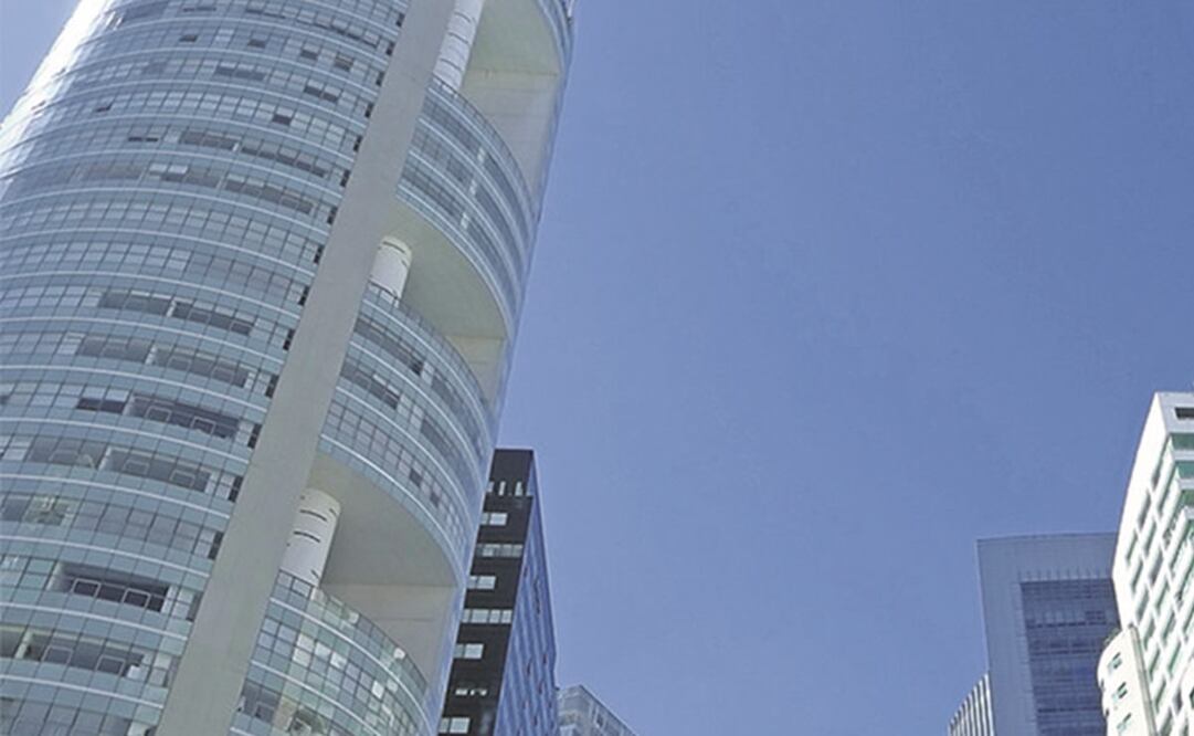 Autoridades investigan el departamento 401 que pertenece a Serna, ubicado en el subconjunto condominal Ámsterdam, sobre avenida Santa Fe, en Cuajimalpa. En la imagen es el inmueble cilíndrico. Foto: Diego Prado. El Universal