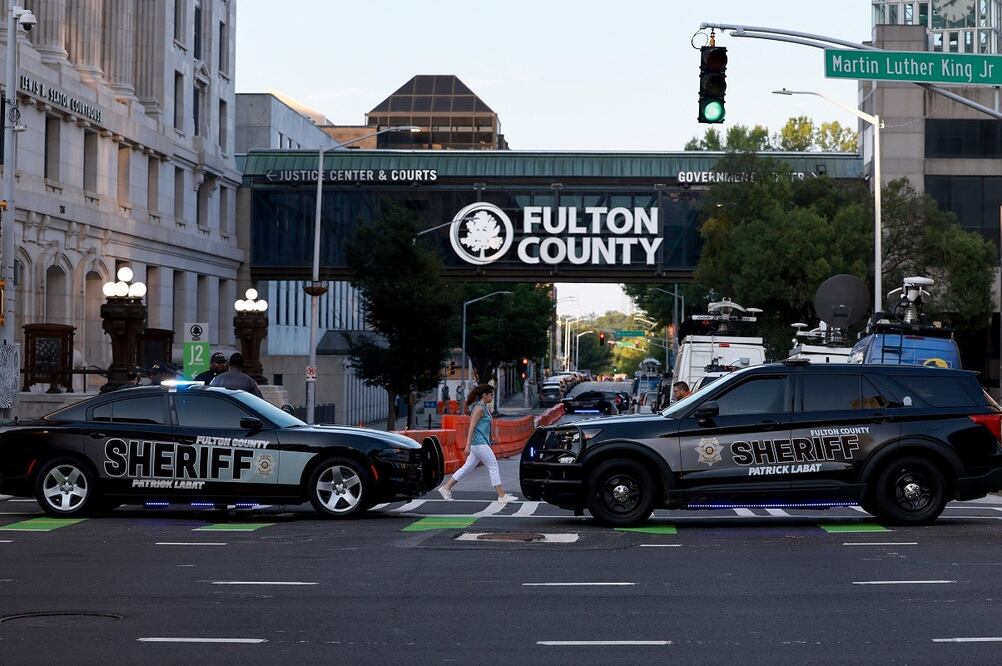 Oficiales bloquean el acceso a la corte en el condado Fulton, en Atlanta, Georgia. Se prevé una nueva acusación contra Donald Trump por querer alterar el resultado de las elecciones de 2020 en el estado. FOTO: JOE RAEDLE. AFP