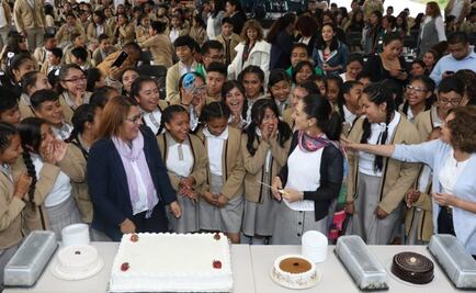 Con mañanitas y pastel, Sheinbaum celebra su cumpleaños en escuela de Cuajimalpa