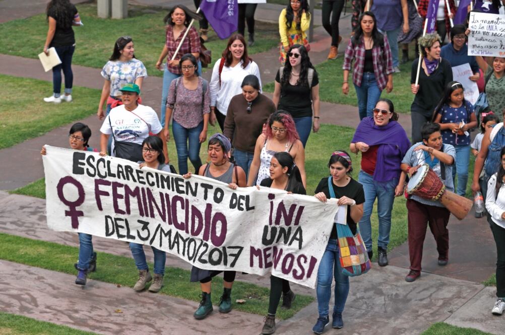 Inconformes. El viernes 5 de mayo más de 2,500 mujeres se congregaron en CU para exigir justicia por el asesinato de la joven Lesvy, de 22 años. (Archivo. EL UNIVERSAL)