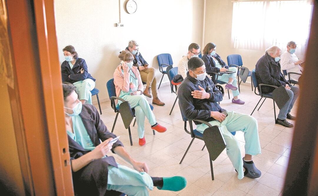 Personal médico espera tras recibir la vacuna de Pfizer en Lisboa, Portugal. La nueva cepa del coronavirus ya fue detectada en el país. Foto: Pedro Fiuza. XINHUA