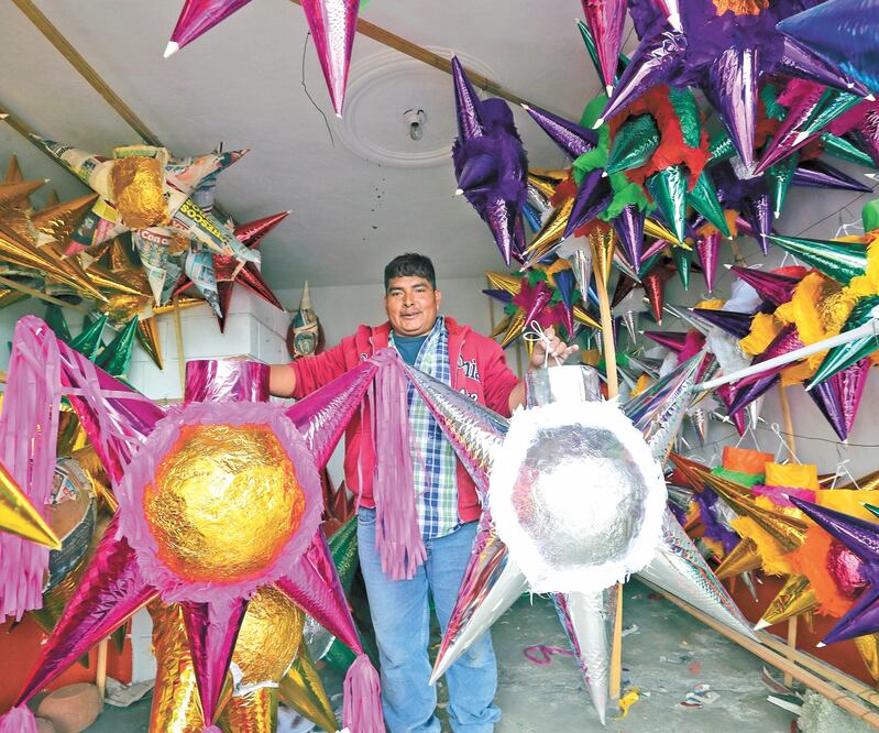 El artesano Ángel Fidencio lleva 25 años elaborando piñatas, pero ante la crisis provocada por la pandemia del coronavirus ha tenido que dedicarse también a atender un negocio de talachas. JORGE ALVARADO. EL UNIVERSAL